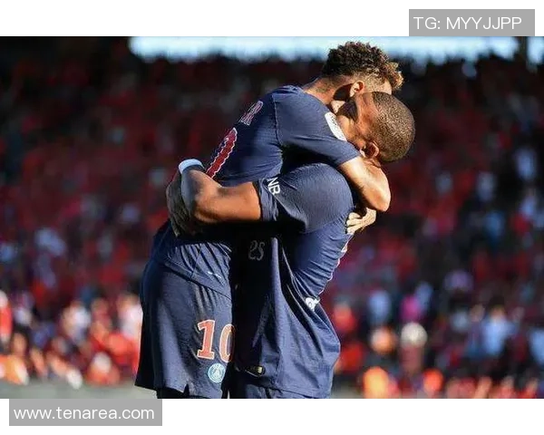 球迷看台巧妙递烟引热议 足球球星赛场瞬间成意外焦点 球迷看台巧妙递烟引热议 足球球星赛场瞬间成意外焦点